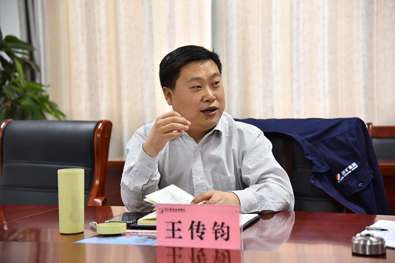 集团公司宣传主管王传钧为基层通讯员答疑解惑