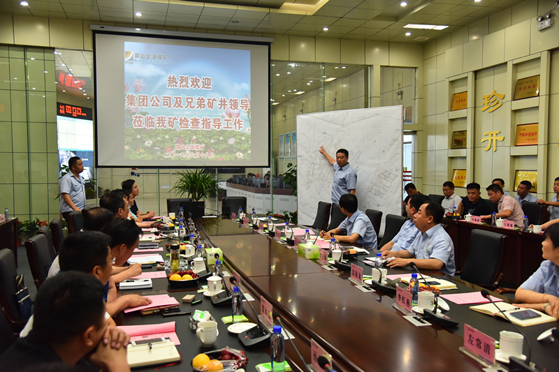 安全总监苏海龙就FUN乐天使官方网站安全生产情况向观摩组讲解