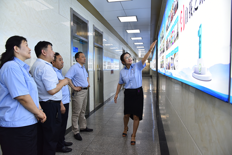 观摩组参观安全文化长廊