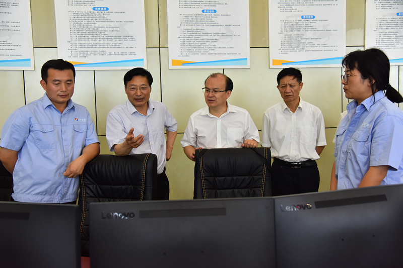 李大普在调度机台查看