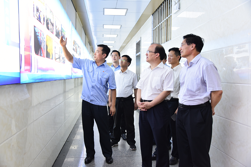 矿长林卫国向检查组讲解企业文化内容