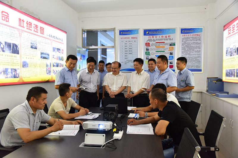 李大普在安全自省室向职工强调安全