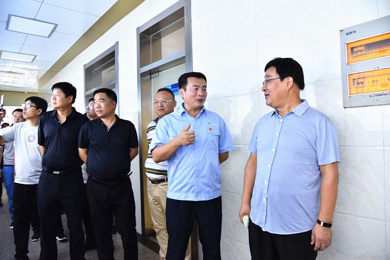 林卫国向观摩组领队毛可桢介绍安全文化