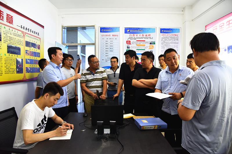 观摩组在安全自省室学习管理经验