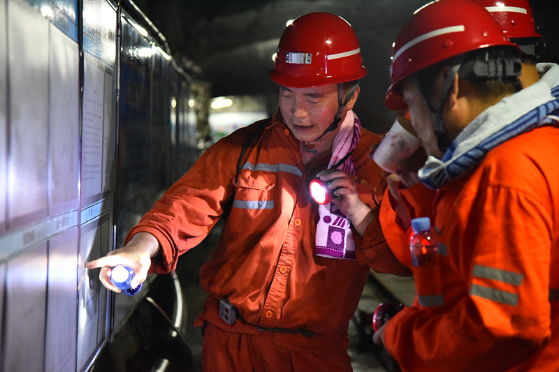 林卫国在2318工作面介绍生产工艺