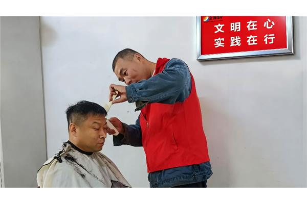 矿区 “爱心金剪刀”：姚富用下班后时光点亮文明实践月